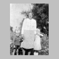104-0045 Ella Kaminski, geb. Kloss, mit ihren Kindern Ursel und Alwin.jpg